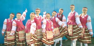 Группа девочек, исполняющая белорусский танец